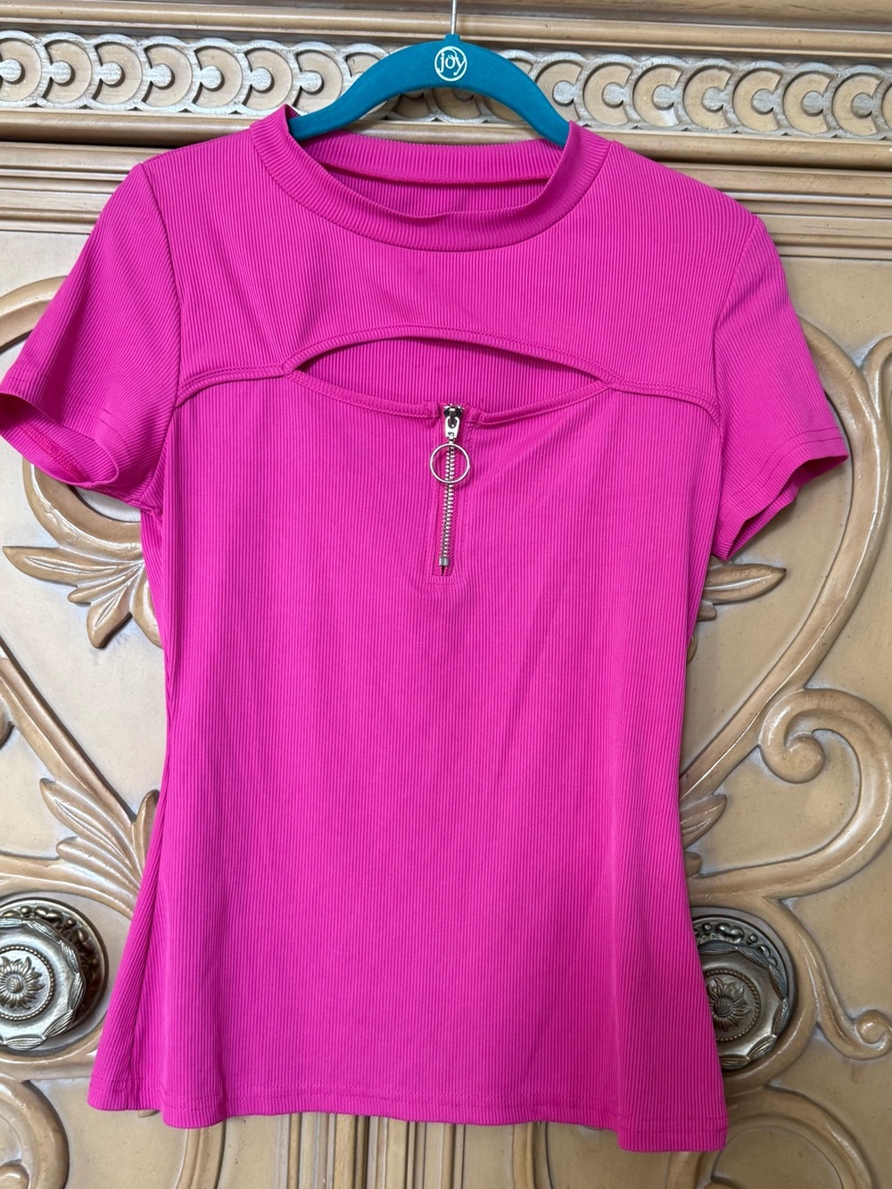 Short sleeve hot Pink  Ribbed Top with Front Zip Detail guc sz Medium
